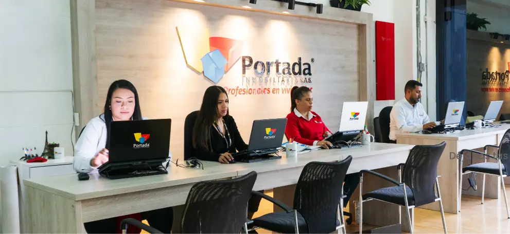 Equipo de asesores de Portada Inmobiliaria en oficina